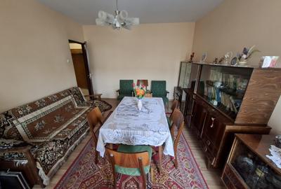 Apartament cu 4 camere, decomandat, etaj 2/4, zona Dacia - 2
