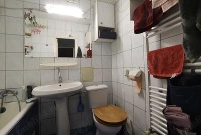 PROPRIETAR vind apartament cu trei camere in zona 1 Decembrie Ozana - 8