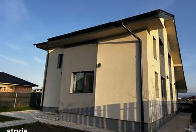 Casă cu 4 camere cu Canalizare în Hărman