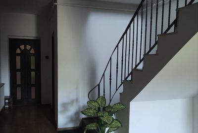 Casă cu 4 camere în Central