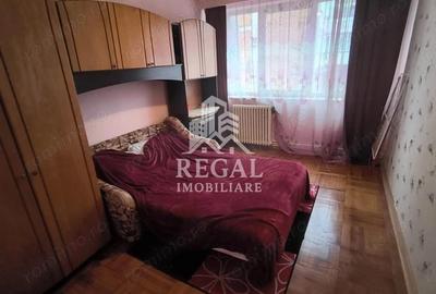 Apartament 3 camere de vanzare Zona Micro 4 (langa Supeco) - 1