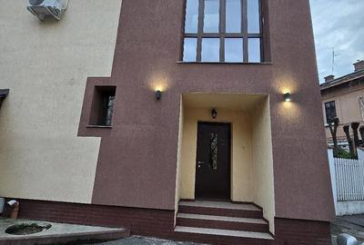 Casă cu Teren 200 Mp în Central