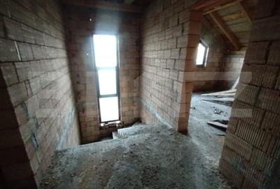 Casa la rosu cu 4 camere, 80 mp utili+teren 861 mp+teren 250 mp, zona Leoni - 5
