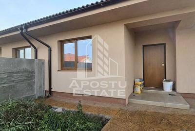Jumatate de duplex pe parter cu 3 camere, 2 bai si terasa, Sag