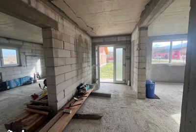 Casă cu 5 camere cu Teren 1414 Mp în Știuca - 10