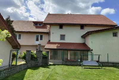 Casă cu 12 camere în Central - 1