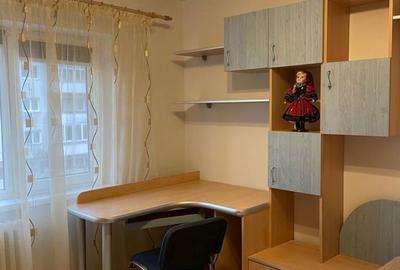 Apartament cu 3 camere decomandat, mobilat în Central