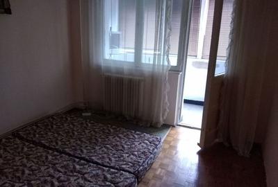 Apartament cu 3 camere semidecomandat în Micro I - 3