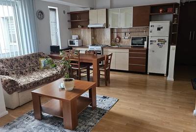 Apartament cu 2 camere semidecomandat, mobilat în Central