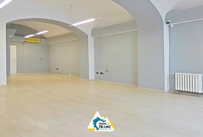 Spațiu comercial de închiriat cu 3 camere pe Bulevardul Revoluției - 2