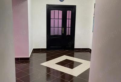 Apartament de vanzare 3 camere Piata Neam? zona 1 mai - 5