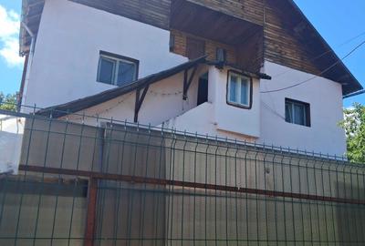 Casă cu 4 camere în Central - 2