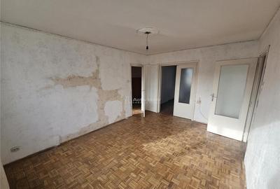 Apartament cu 3 camere semidecomandat în Micro I