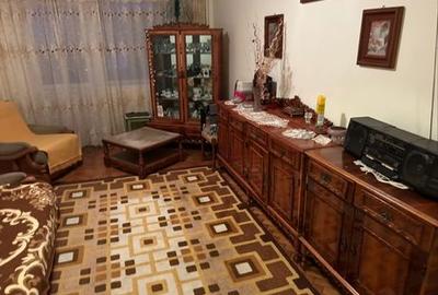 Apartament cu 3 camere decomandat în Petros