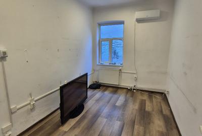 Casă individuală cu 6 camere cu Canalizare în P-ța Victoriei - 10