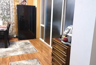 Apartament cu 3 camere decomandat în Petros