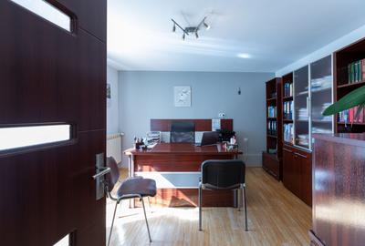 Casă individuală cu 8 camere cu Canalizare în Central - 42