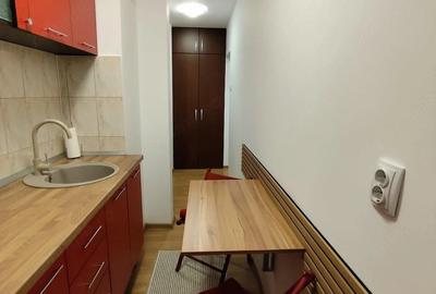 Garsonieră decomandată în Titan