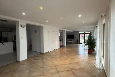 Casă cu 5 camere cu Teren 1372 Mp în Central - 8