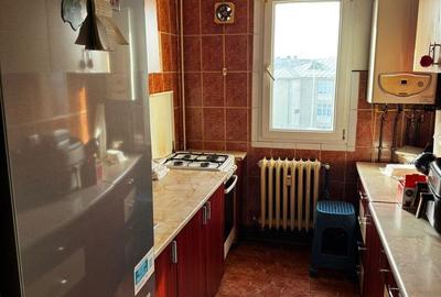 Apartament cu 3 camere semidecomandat în Podu Roș - 1