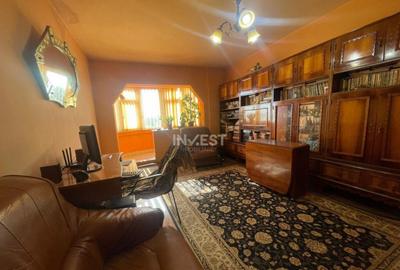 Apartament de vanzare 3 camere si 2 bai + boxa, zona Pacurar