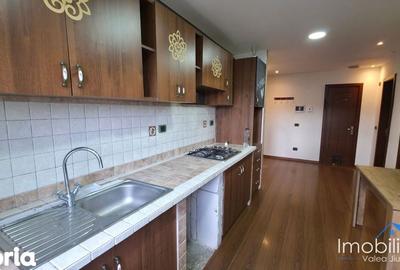 Apartament cu 2 camere decomandat în Petros