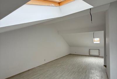 Triplex bine compartimentat, 5 camere si loc de parcare - 35