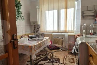 Apartament cu 3 camere semidecomandat, mobilat în Micro 4 - 6
