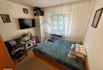 Apartament cu 3 camere semidecomandat în Craiovița Nouă