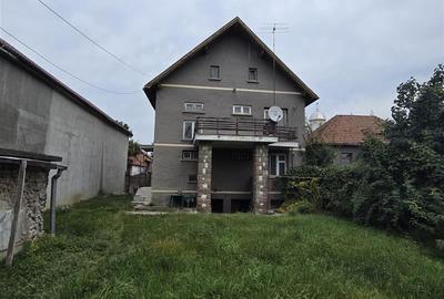 Imobil cu potential, constructie solida cu 2 apartamente,+demisol si garaj, Bras - 28