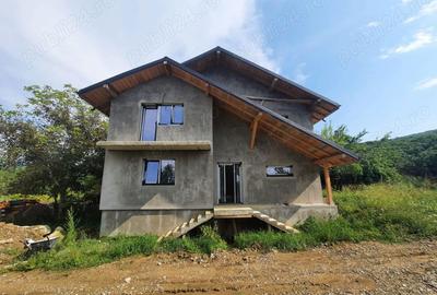 Casă cu 4 camere cu Teren 800 Mp în Bârnova