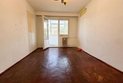 Apartament cu 3 camere semidecomandat în Km 4