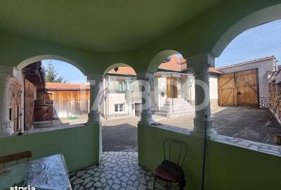 Casă cu 4 camere decomandat cu Teren 122 Mp în Central - 1