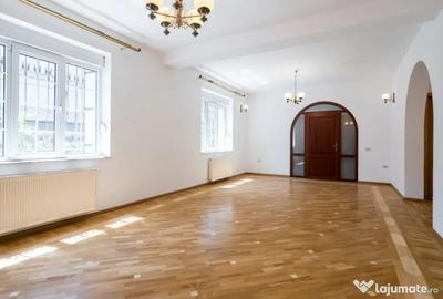 Casă cu 7 camere cu Teren 280 Mp în 1 Mai - 2