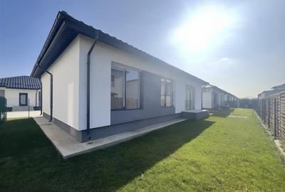 Casă individuală cu 4 camere cu Canalizare în Tunari
