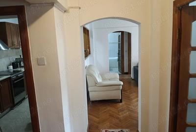 Apartament cu 3 camere zona ultracentrala Bazar confort 1 Etaj 3 S=88mp Pret: 92.000 euro - 17