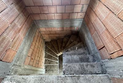 Casă cu 4 camere cu Teren 500 Mp în Central