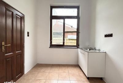 Casă cu 10 camere cu Teren 211 Mp în Central - 2