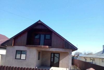 Casă cu Teren 10000 Mp în Central - 1