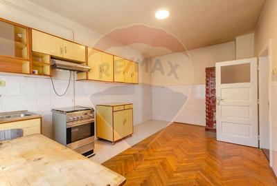 Casa individuala spatioasa cu potential in zona Lunei - 16