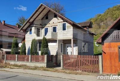 Casă cu 5 camere cu Teren 1000 Mp în Central - 10