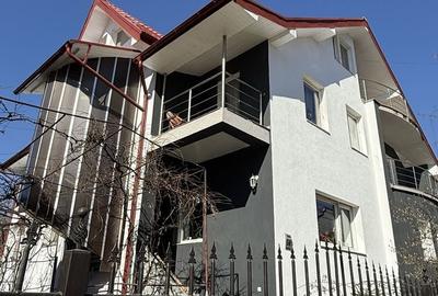 Casă cu 4 camere cu Teren 386 Mp în Central - 1