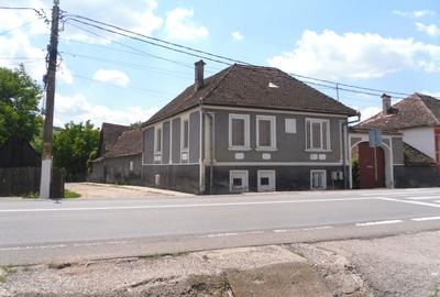 Casa/ gospodarie  saseasca in sat Bunesti, judet Brasov. Pe drumul spre VISCRI.