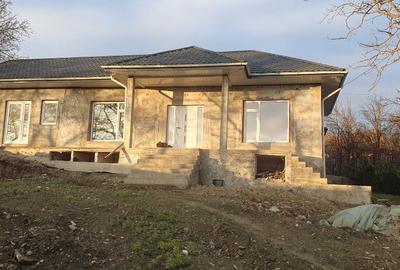 Casă cu 4 camere cu Teren 1300 Mp în Blăjani - 1