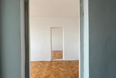 Apartament cu 2 camere in spate la Stadion, et 3 - 4