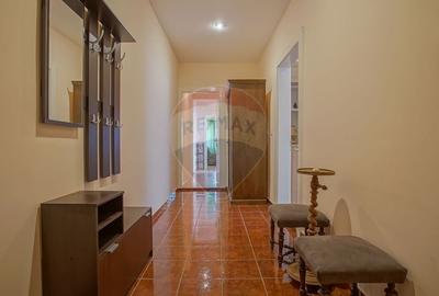 Apartament cu 3 camere semidecomandat, mobilat în Cetatea - 9