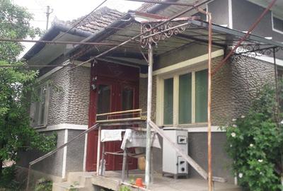 Casă cu 5 camere cu Teren 5850 Mp în Sărmașu - 1