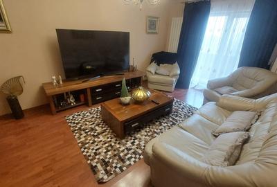 Apartament cu 3 camere decomandat, mobilat în Rovine
