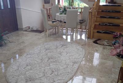 Casă cu 4 camere în Central - 2