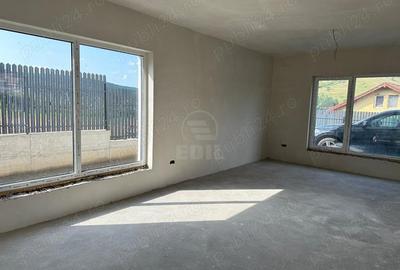 Casă cu 5 camere cu Teren 380 Mp în Luna - 2